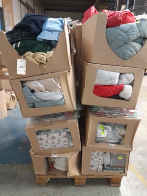 de nombreux cartons empilés les uns sur les autres dans un entrepôt