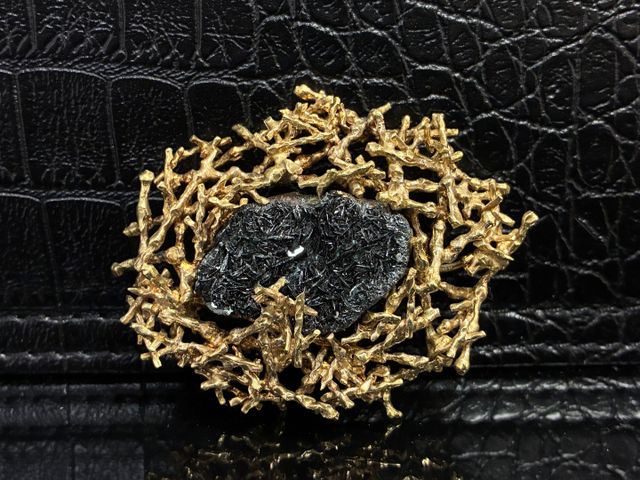 Broche en or 9 carats 375 millièmes ornée d’un minéral noir. Poid