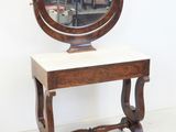 une petite table en bois sur laquelle se trouve un miroir