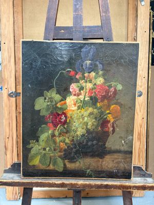 une photo d'un tableau posé sur un chevalet et représentant des fleurs