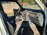 une voiture qui se trouve à l'arrière d'une autre voiture