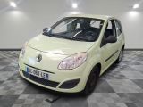 la photo d'une petite voiture jaune garée dans un garage