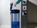 emballage d'une poubelle bleue et blanche posée sur un plan de travail blanc