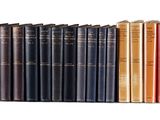 de nombreux livres alignés les uns à côté des autres