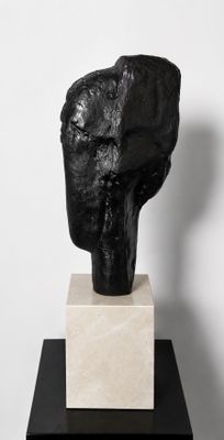 sculpture représentant une tête noire posée sur un socle en marbre