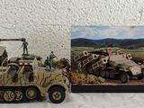 une photo représentant une maquette de char et un char posés sur une table
