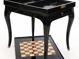 une table noire sur laquelle se trouve un échiquier