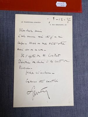 une feuille de papier sur laquelle il y a quelque chose d'écrit, à côté d'une autre feuille de papier sur laquelle il y a quelque chose d'écrit