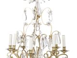 une image représentant un lustre auquel sont suspendues plusieurs ampoules