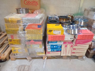 de nombreuses caisses de nourriture posées sur une palette dans une pièce