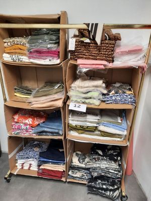 un chariot sur lequel sont disposés de nombreux types de vêtements différents