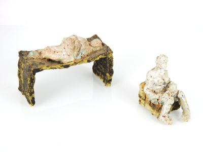 Marianne ABERGEL (née en 1964): Personnage assis.