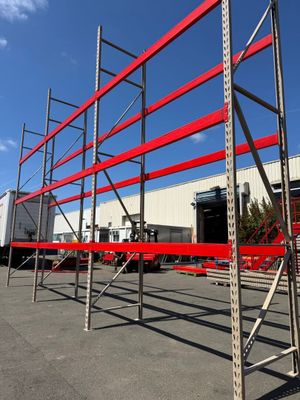 Un lot de 3 colonnes de racks à palettes lourds de marque Fr…