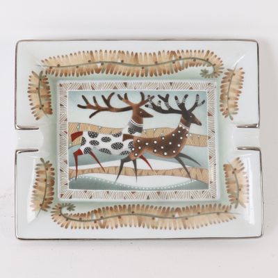 une assiette sur laquelle sont représentés un renne et un cerf