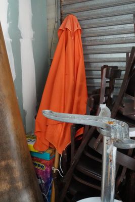 une pile de chaises et une table sur laquelle se trouve un couteau