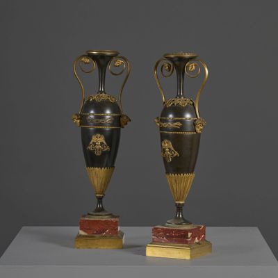 paire de vases en bronze et en marbre posés sur un socle en marbre