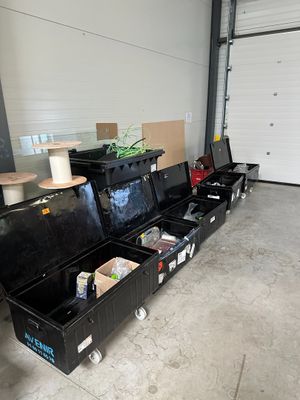 une grande boîte noire contenant tout un tas d'objets