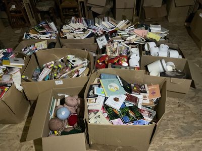 de nombreuses caisses de livres posées par terre