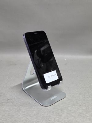 un téléphone portable posé sur un support