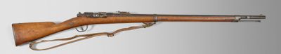 un vieux fusil avec un canon en bois sur fond blanc