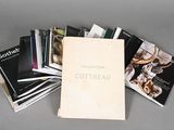 un grand nombre de livres posés sur une table
