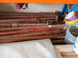 un tas de tuyaux posé par terre près d'un mur