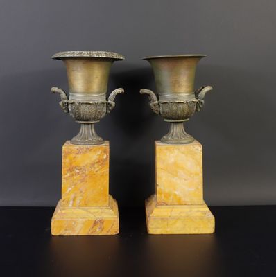 paire d'urnes anciennes en bronze sur socles en marbre