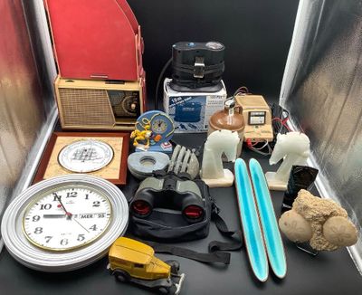 many items that are sitting on a table