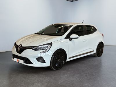 une voiture blanche dans une pièce blanche au sol noir