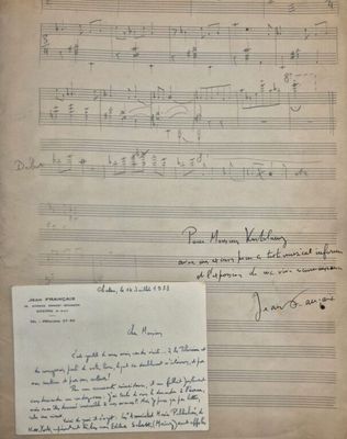 un gros plan sur une feuille de papier sur laquelle est écrite à la main une partition musicale