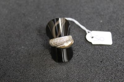 une bague posée sur une table avec une étiquette de prix