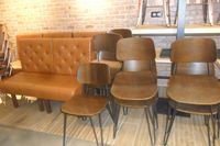Mobilier : 8 tables à 2 couverts - 9 chaises laquées noir - … (photo 2)