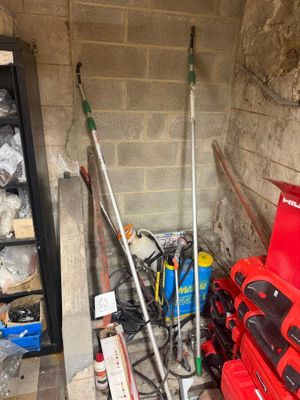 un tas d'outils dans une pièce