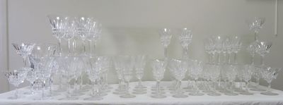un grand nombre de verres à vin posés sur une table