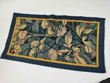 une image représentant un chemin de table orné de fleurs et de feuilles