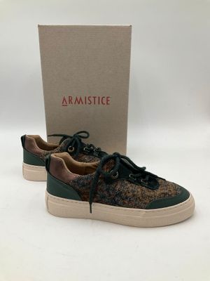 un gros plan sur une paire de baskets avec une boîte en arrière-plan