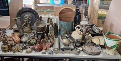 une table sur laquelle sont posés de nombreux objets anciens