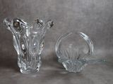 deux vases en verre posés sur une table, sur fond gris
