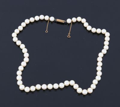 un collier de perles de culture et de diamants