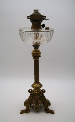 une lampe à l'ancienne surmontée d'un globe en verre
