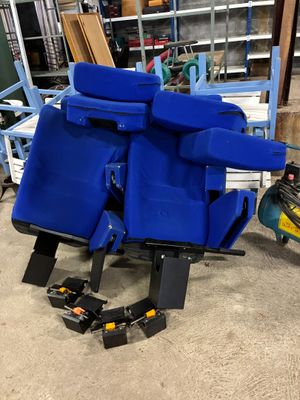 Suite de 4 fauteuils de cinéma rabattable garni de tissu ble…