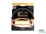 kit de flan pâtissier et de cheesecake dans une boîte, posé sur une assiette blanche