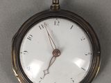 une montre de poche accrochée au mur