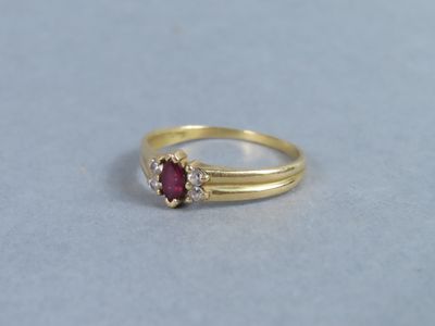 une image montrant un gros plan d'une bague sertie d'un rubis