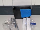 une photo du contenu d'un kit de nettoyage posé sur une table