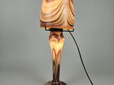 une image représentant une lampe en bois à laquelle est attaché un cordon