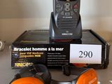 une télécommande et un casque posés sur une table à côté d'une boîte