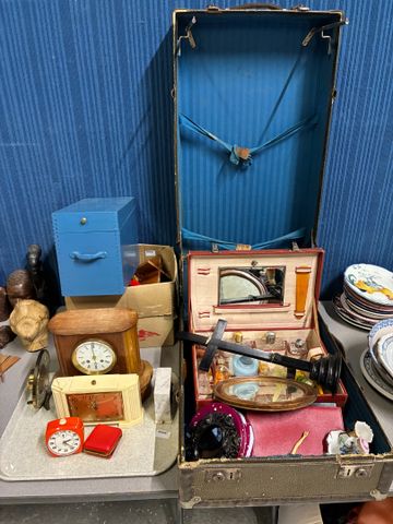 Valise contenant objets divers, mallette nécessaire de toilette, 