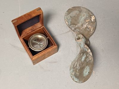 une petite boîte en bois contenant un objet en métal