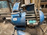 une machine bleue posée sur le sol